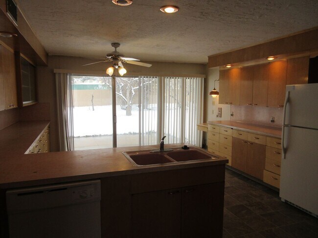 Building Photo - **Move-In Discount** Spacious single level home with a retro feel - you must see!