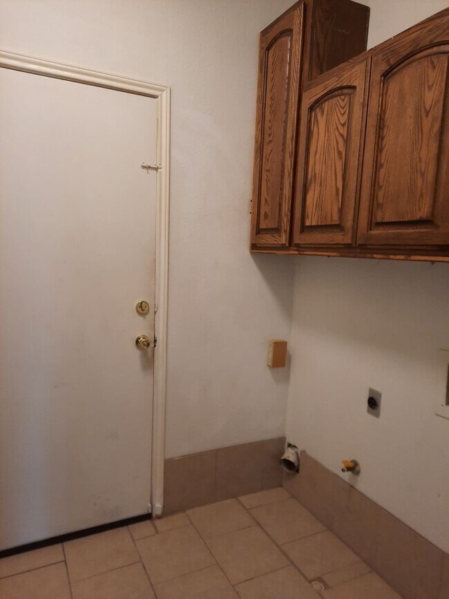 Building Photo - Solar-Powered Pflugerville Property - Lots Of Room and Backyard Living