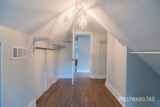 Building Photo - 2344 N Oakley Ave