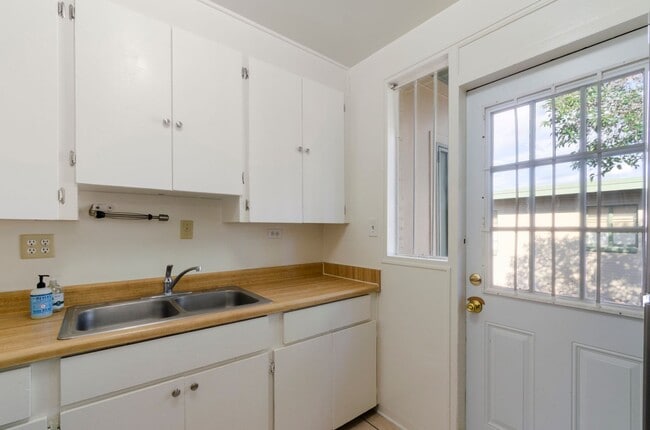Building Photo - Charming 1-bedroom, 1-bath home in Tucsons most iconic neighborhood!