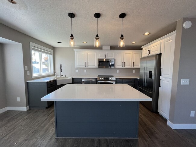 Building Photo - Beautiful Single-Level 3 Bedroom Home with Modern Kitchen and Open Floor Plan
