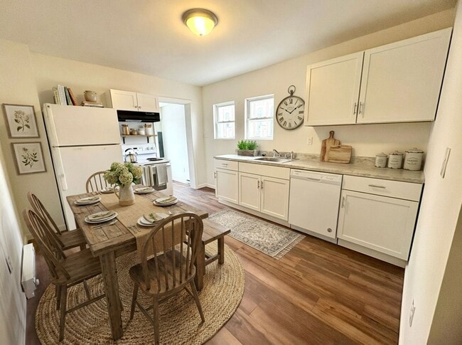 Building Photo - 133 W Maple St