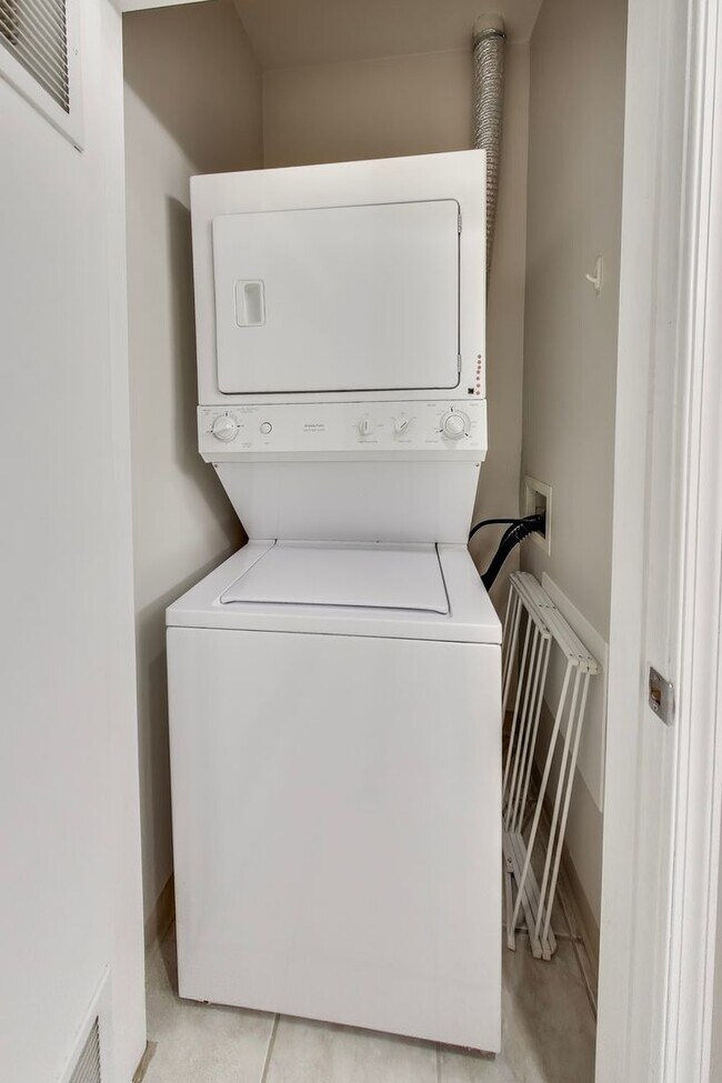 Building Photo - Luxury 1BD/1BA condo steps to SS METRO