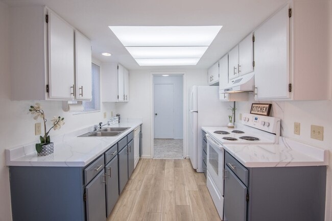 Building Photo - Updated 3 bedroom 1.5 bathroom duplex!