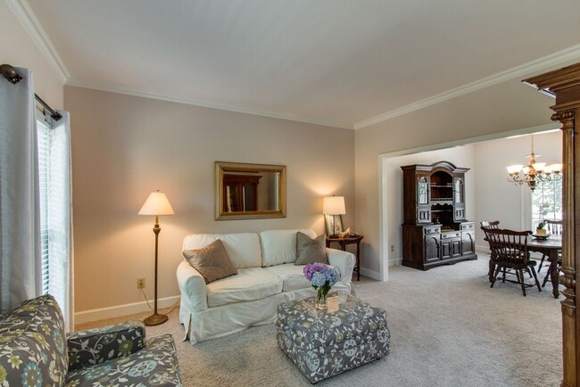 Building Photo - Spacious 4 Bed, 3 Bath Home in Convenientl...