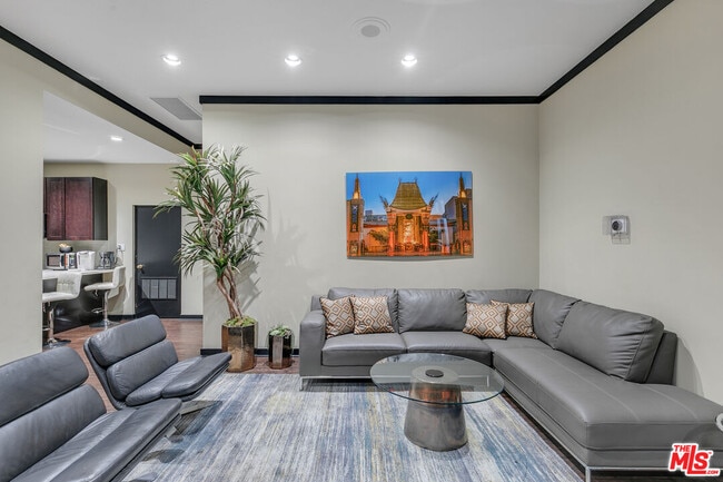 Building Photo - 7135 Hollywood Blvd