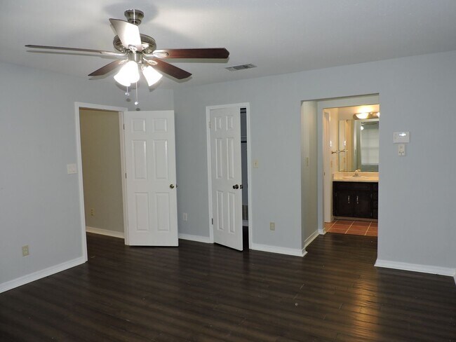 Building Photo - Convenient to interstate, schools & shopping!