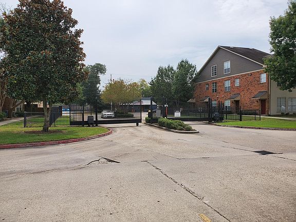 Gated complex - 710 E Boyd Dr