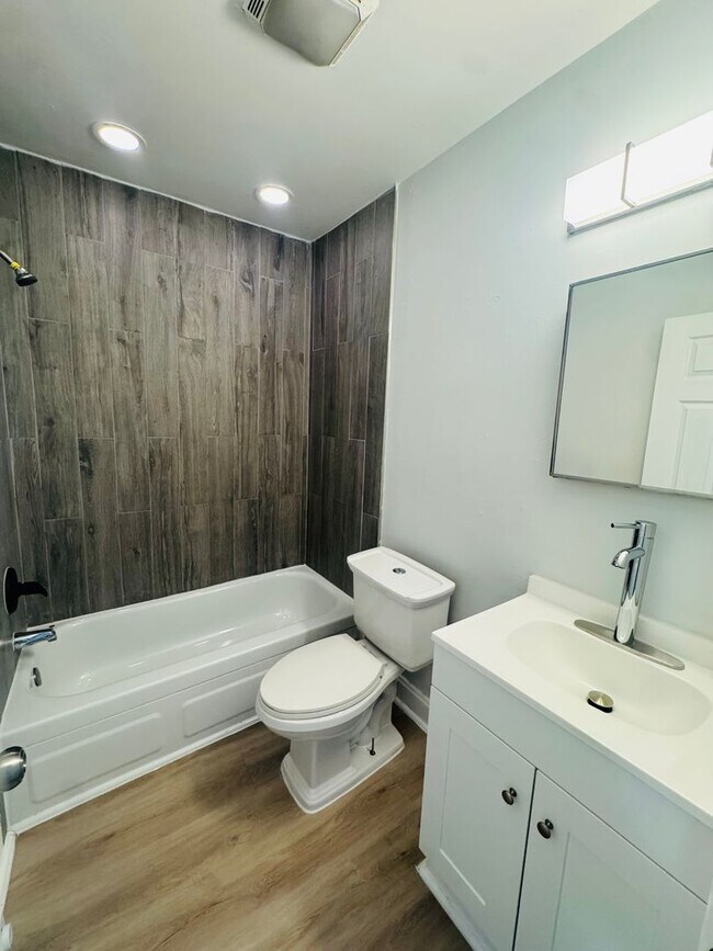 Building Photo - 946 Farson St