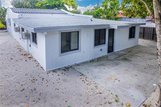 Building Photo - 240 SW 55th Ave