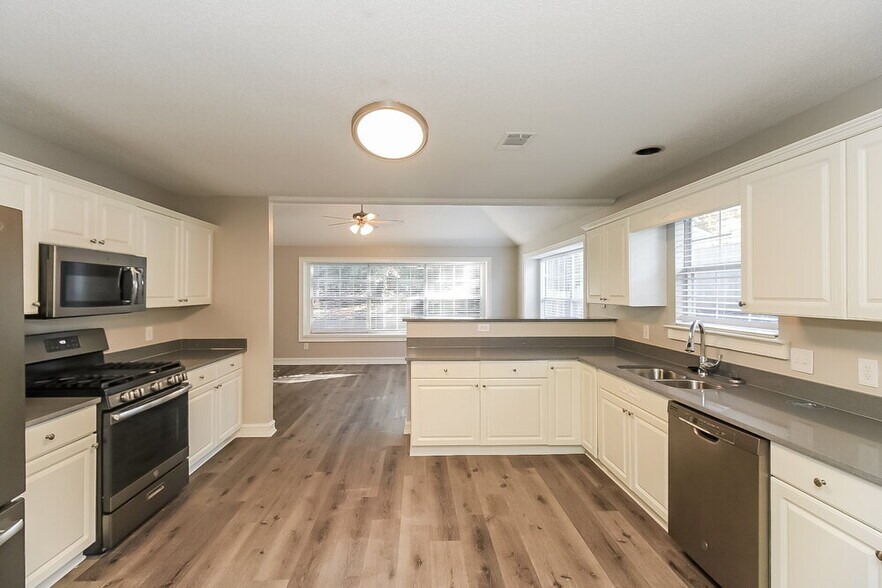 Building Photo - 93 Gleneagles Way