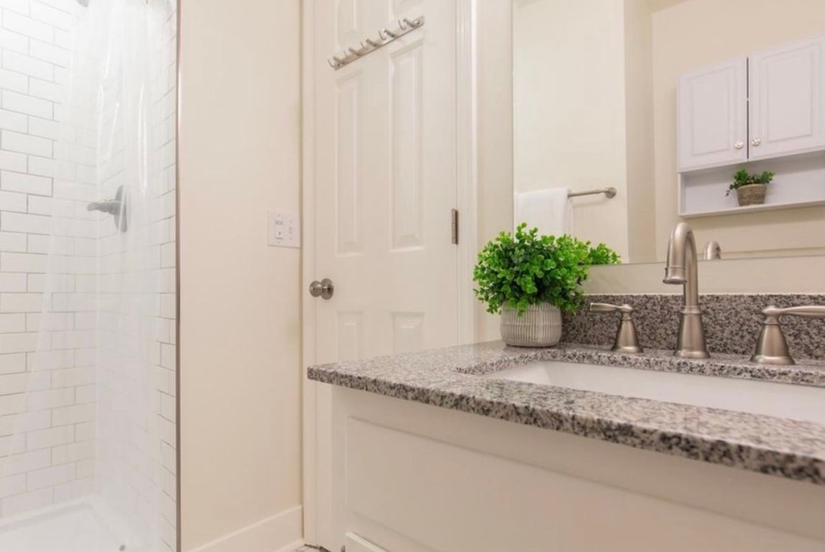 Building Photo - 1749 Beechwood Cir S