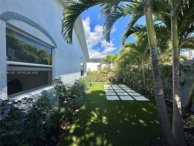 Building Photo - 1109 NE 6th Ave