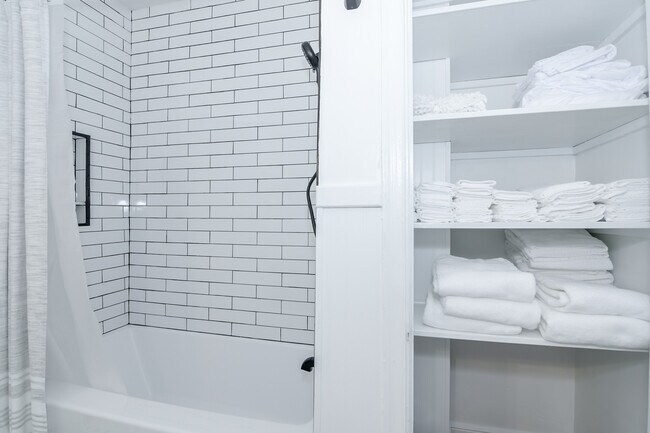 Building Photo - 2631 Oakland Ave