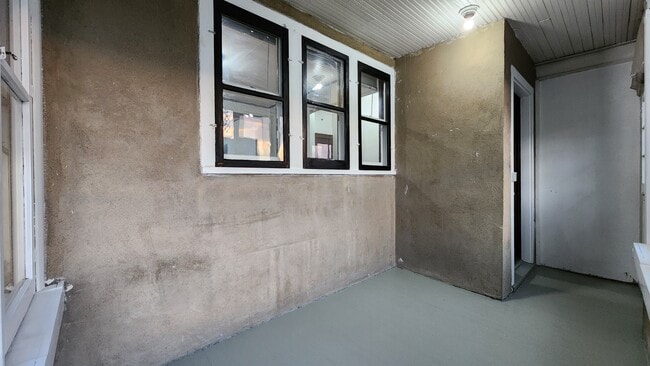 Building Photo - 723 14th St N