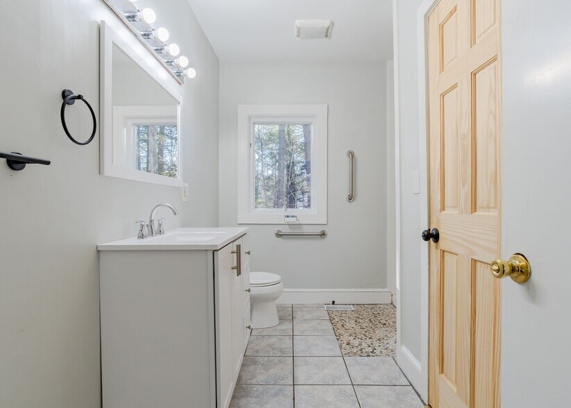 Building Photo - 8 Western Ave