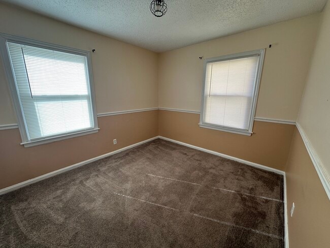 Building Photo - 957 N Ridgewood Dr