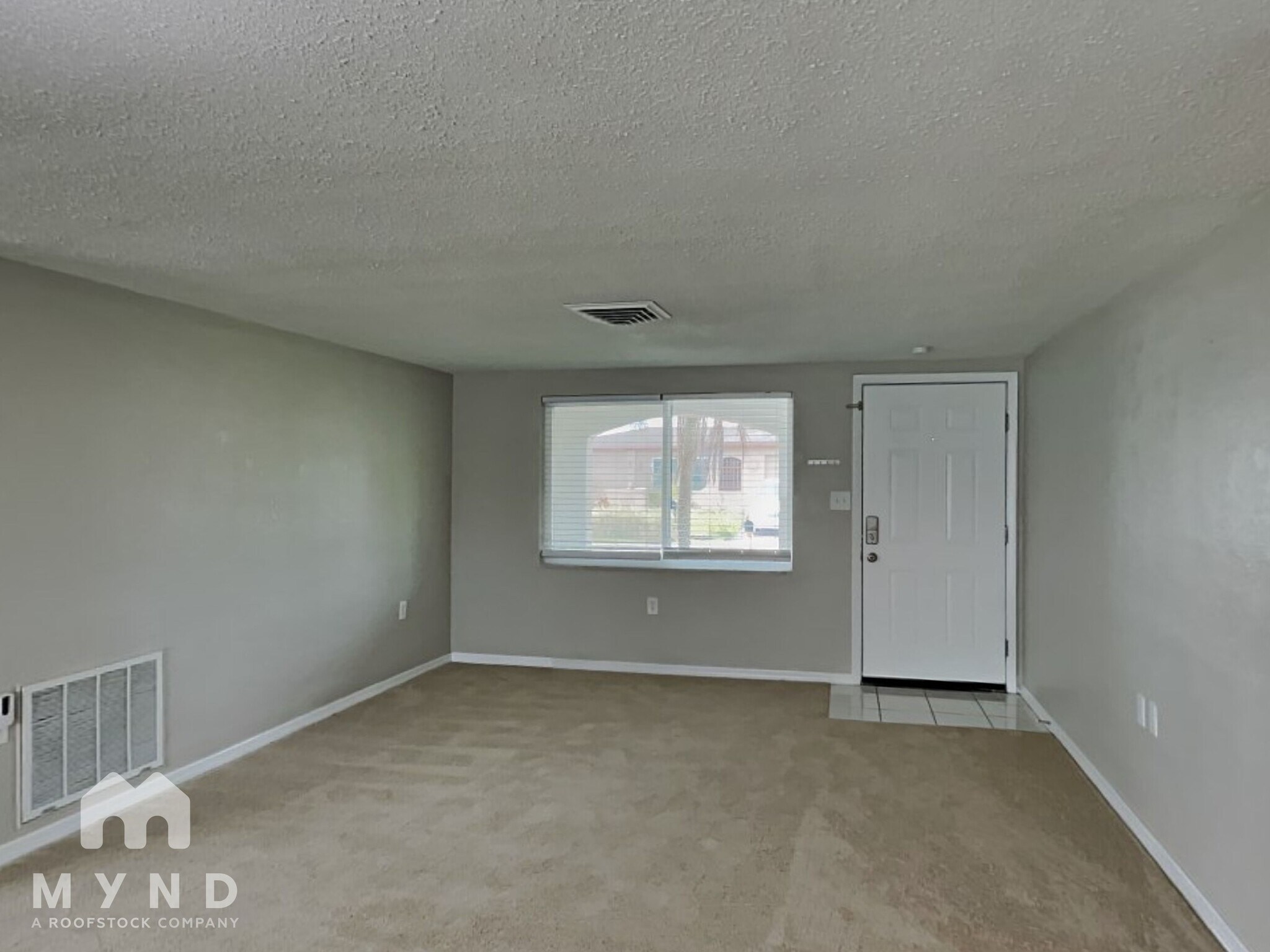 Building Photo - 9724 Lakeside Ln
