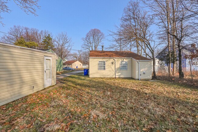 Building Photo - 2 Bedroom/1 bath Single House!