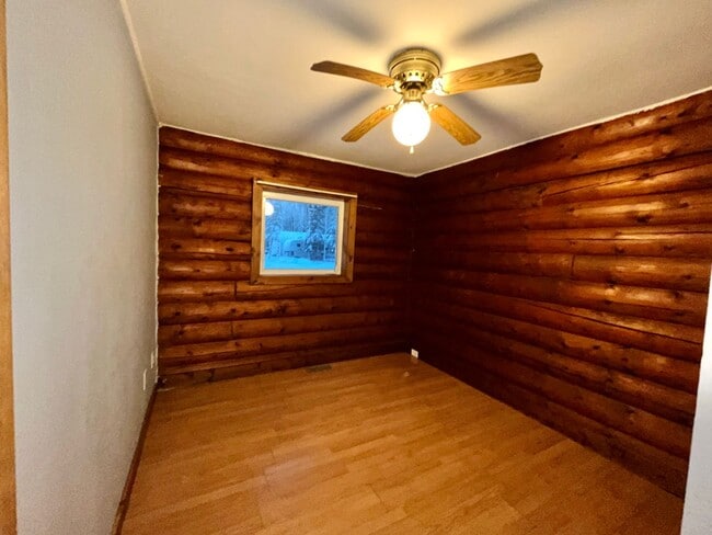 Building Photo - 4-bedroom home in North Pole / On city water