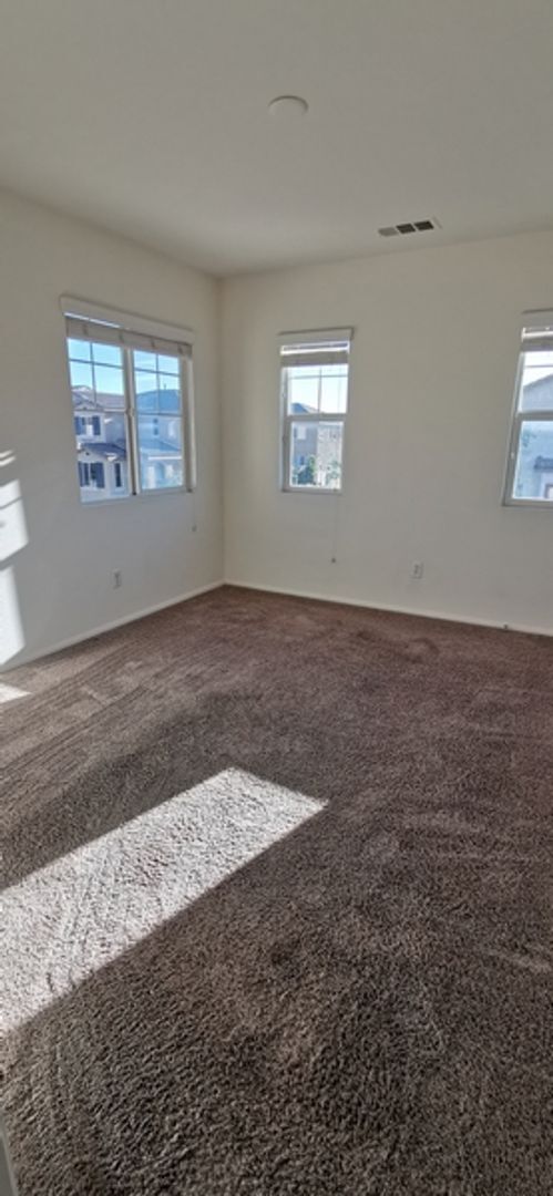 Building Photo - Beautiful large 3 bedroom home in Eastvale!