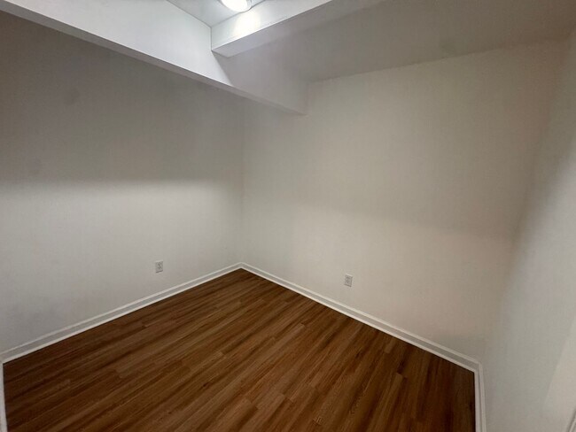 Building Photo - 208 Meadow St
