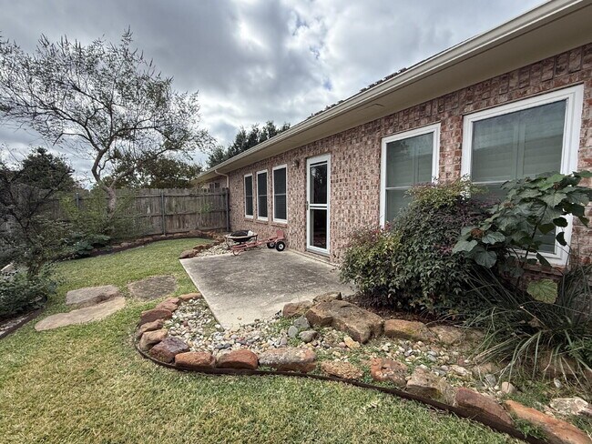 Building Photo - Modern Comfort Meets Cozy Living on Casual Cir!