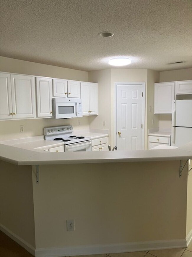Building Photo - 5002-07