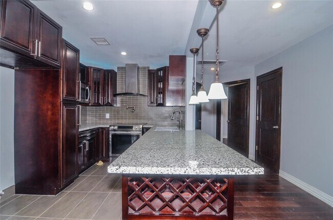 Building Photo - 2832 S Bartell Dr