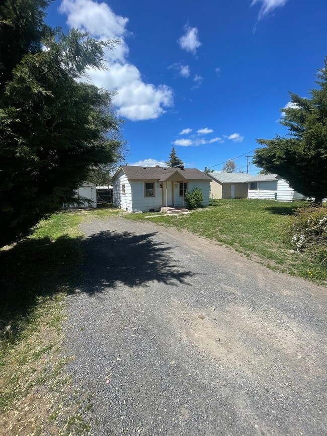 Building Photo - Cozy 2bdrm 1 bath house with yard and exte...