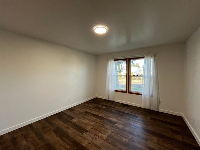 Building Photo - Amazing 3 Bd 2 Bath home in Historic Gladstone! Attached garage and Private yard! Easy access to ...