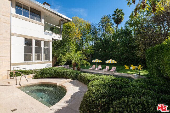 Building Photo - 661 Doheny Rd