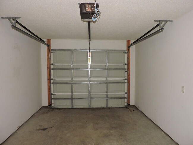 Building Photo - Charming 2-Bedroom, 2-Bath Duplex with Garage