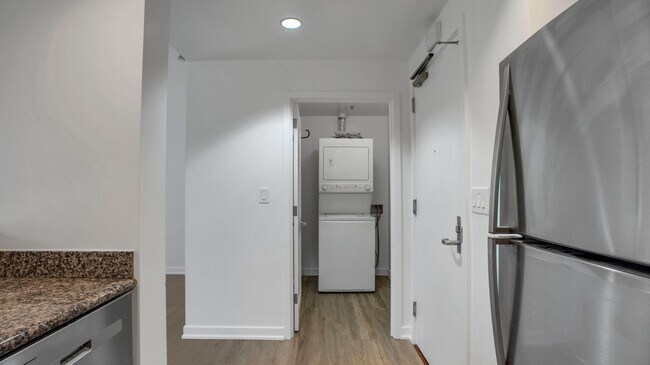 Building Photo - 250 King St