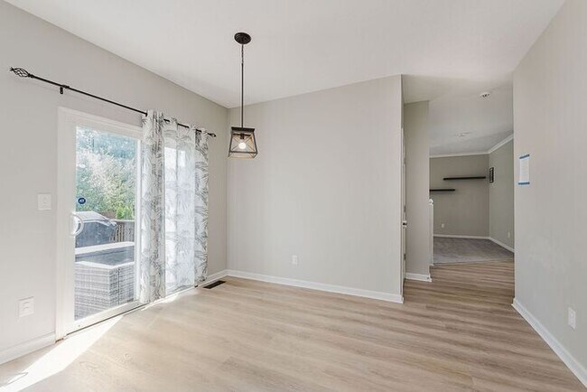 Building Photo - Stunning 4-Bed, 3.5-Bath Home in Sought-Af...