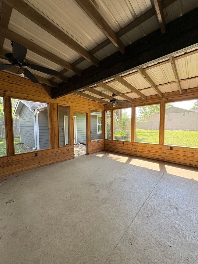 Building Photo - 4 Bedroom 2 Bath House