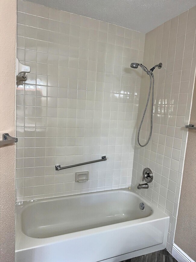 Building Photo - 3348 Lucerne Park Dr