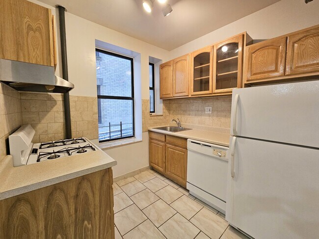 Building Photo - 610 W 150th St