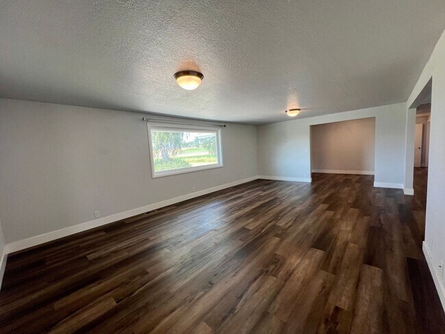 Building Photo - Fully Remodeled 4 Bed 3 Bath Home in the C...