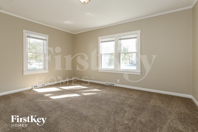 Building Photo - 14 E Willow Dr