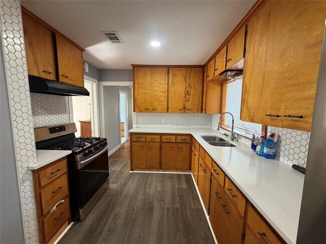 Building Photo - 521 S Oak Ave