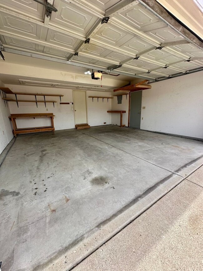 Building Photo - Spacious 4BD w/ A/C in Desirable Briargate...