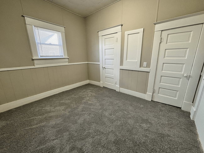 Building Photo - Newly Renovated 2 bedroom 1 bath in the he...