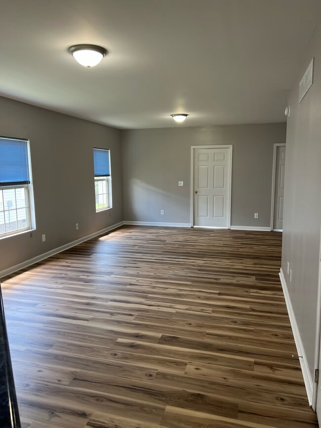 Building Photo - 100 Yorkshire Dr