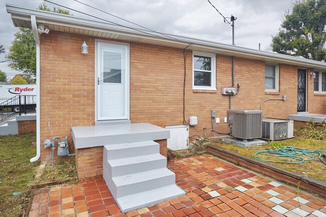 Building Photo - Beautiful One-Bedroom at Montrose & 9th!