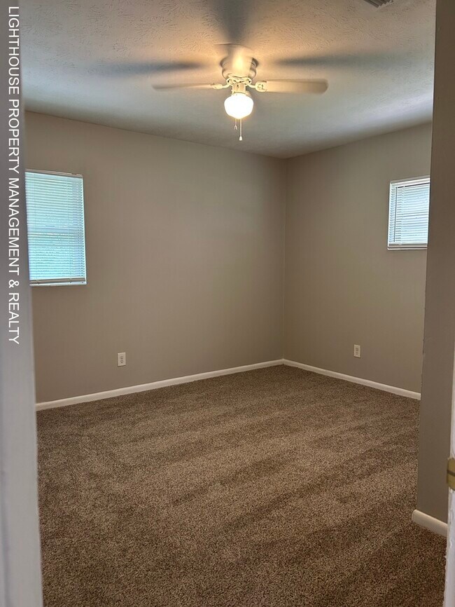 Building Photo - Spacious 4 Bed/2 Bath Home with HUGE Fence...