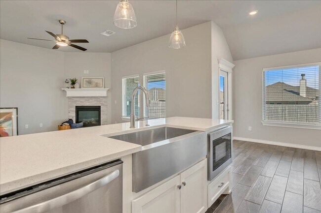 Building Photo - Nearly New Yukon Schools