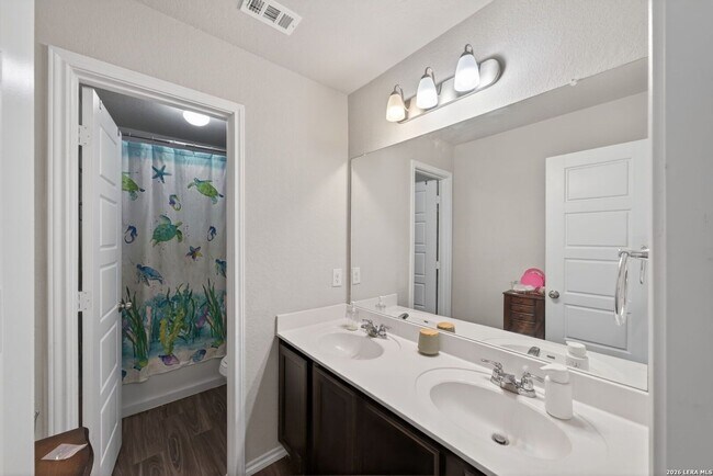 Building Photo - 4 Bedroom/2.5 Bath Summerhill Subdivision