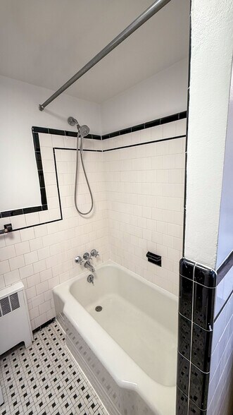 Bath - 2207 Sulgrave Ave