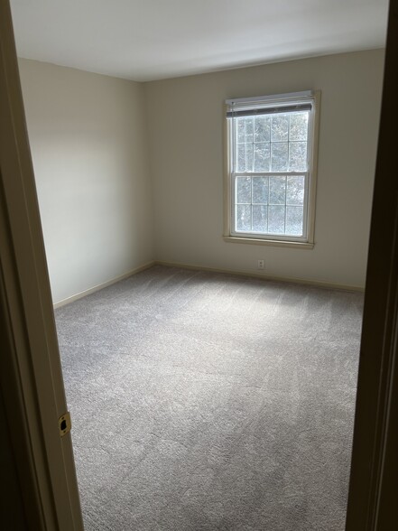 Master Bedroom - 2527 Hydraulic Rd